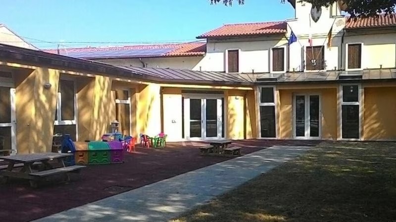 Struttura su un piano, nel cortile ci sono alcuni giochi e tavolini