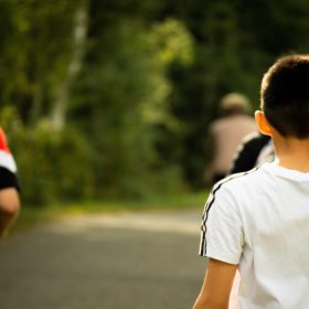 Ragazzi camminano su una strada