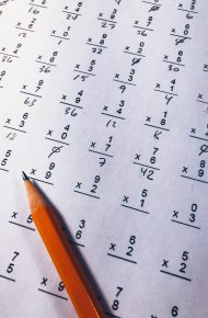 Foglio con esercizi di matematica con le moltiplicazioni in parte risolti