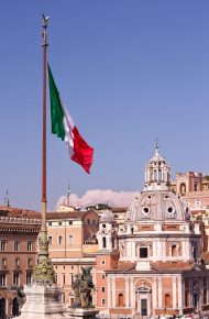 La bandiera italiana davanti alla chiesa Santa Maria di Loreto