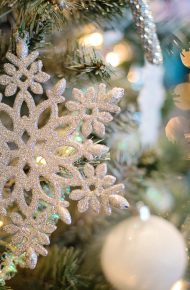 Addobbo di fiocco di neve nell'albero di Natale